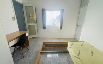 PASS PHÒNG CÓ BAN CÔNG – TÁCH BẾP RIÊNG – SÁT CẦU THỊ NGHÈ