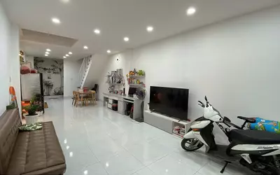 Bán nhà đúc 2 mê, đường nhựa 13m, nhà đẹp vào ở ngay. Cách ga Nha Trang 10p