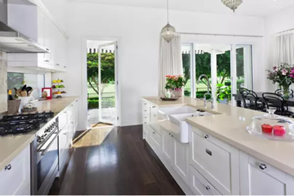 Cách hoá giải lỗi phong thuỷ phòng ăn đối diện cửa ra vào