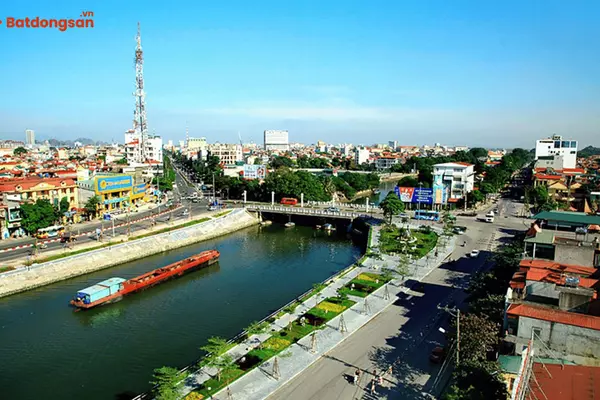 Khám Phá Thành Phố Ninh Bình: Vùng Đất Cố Đô Với Vẻ Đẹp Thiên Nhiên Hùng Vĩ