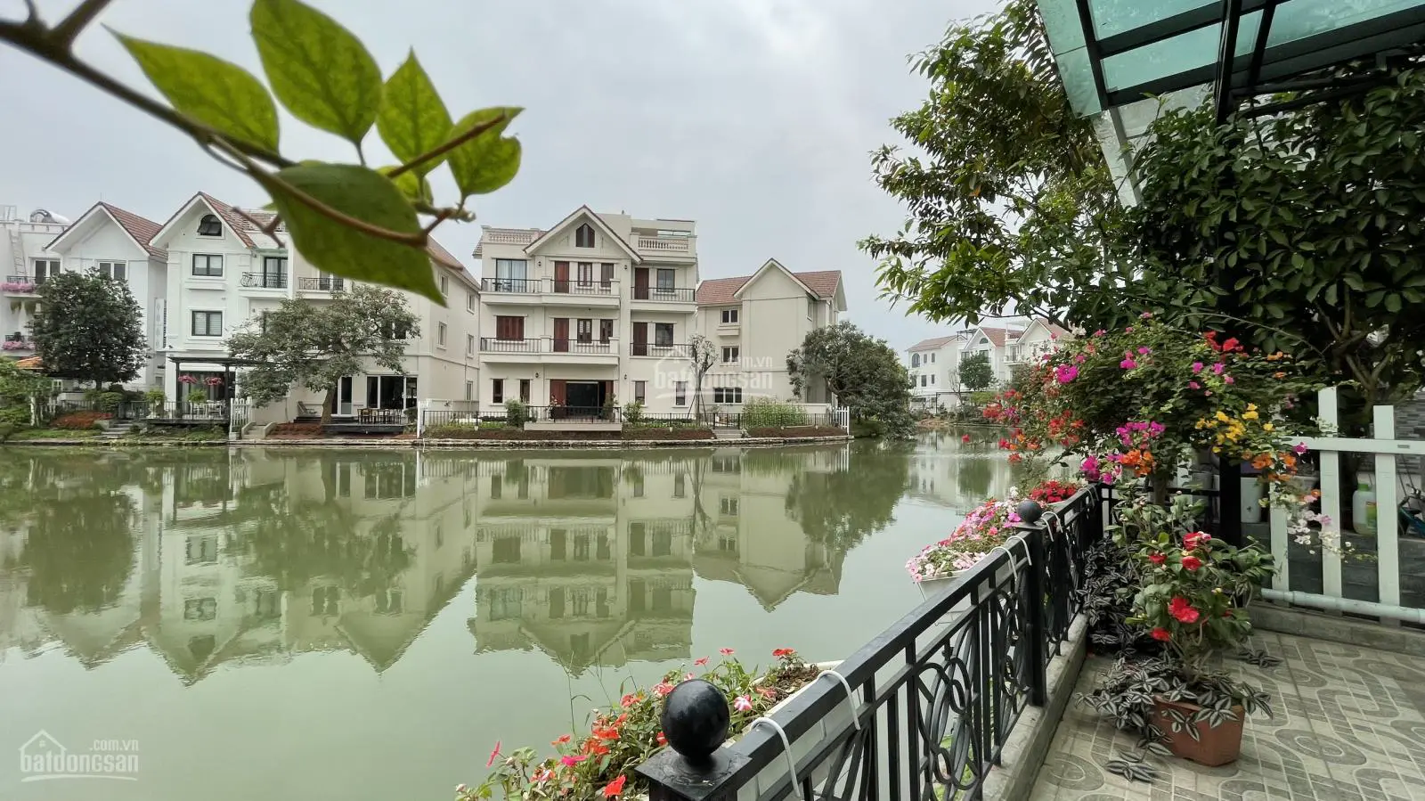 Bán biệt thự song lập Hoa Lan 225m2, hoàn thiện đủ đồ rất đẹp, sông cực rộng tại Vinhomes Riverside