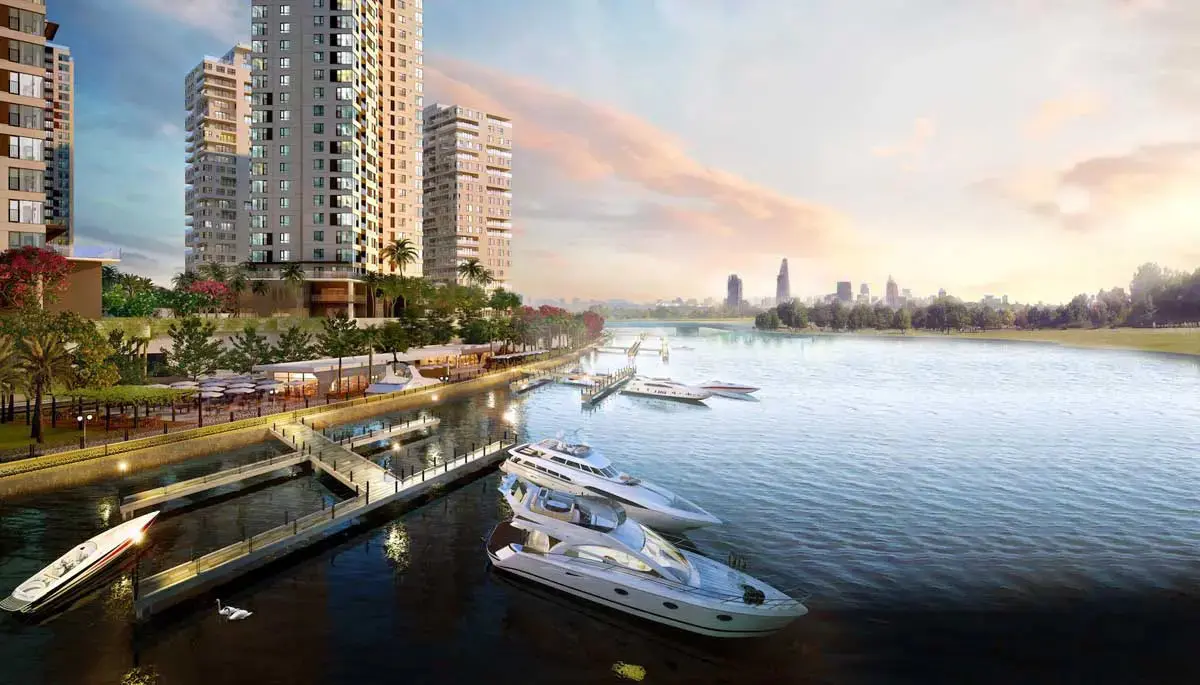 A body of water with boats and buildings along it Description automatically generated with low confidence